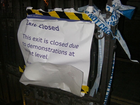 © Robert Rotifer Plakat: Exit closed due to demonstrations at street level.